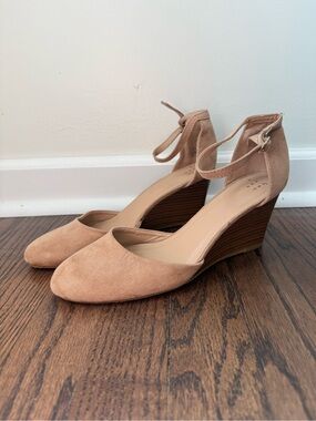 Classic Ankle-Strap Wedge Pumps in Nude